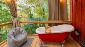 Outdoor Soaking Tub! Cozy spot for couples getaway